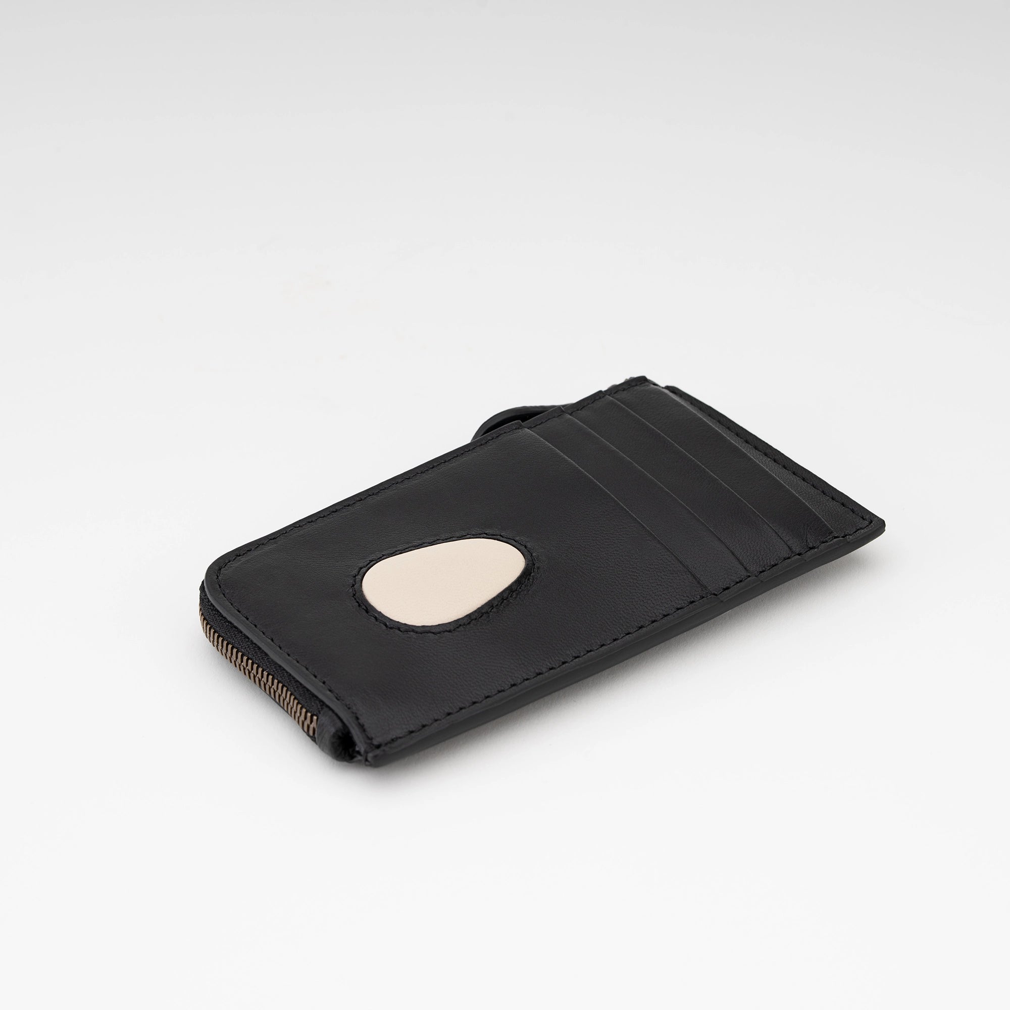#color_Black / Cream Beige
