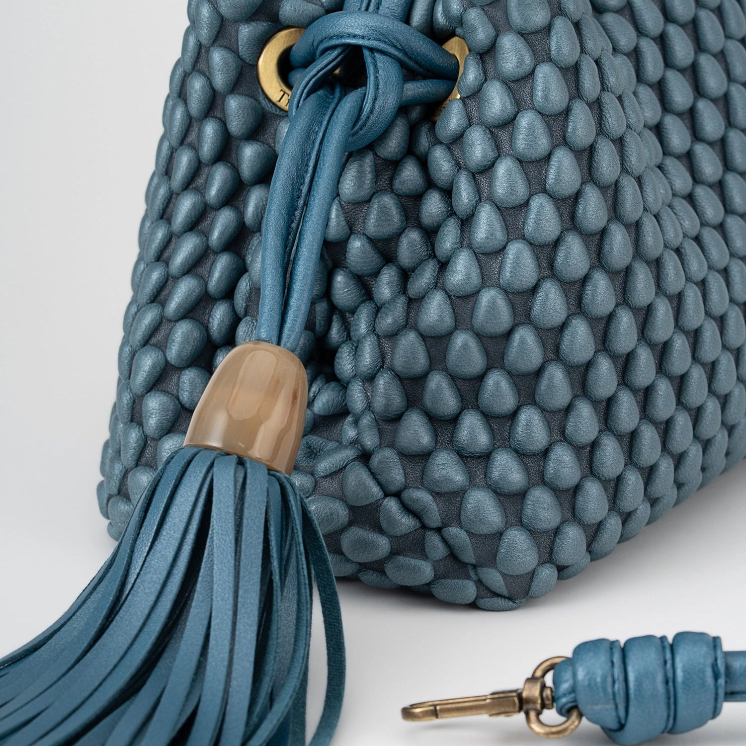 #color_coral blue nacré